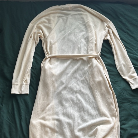 Victoria's Secret Cream Robe and Lounge Set - Picture 4 of 10